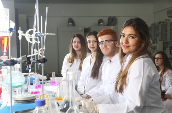 Çekya’da Eczacılık Eğitimi | Ücretler, Şartlar, Denklik 2026