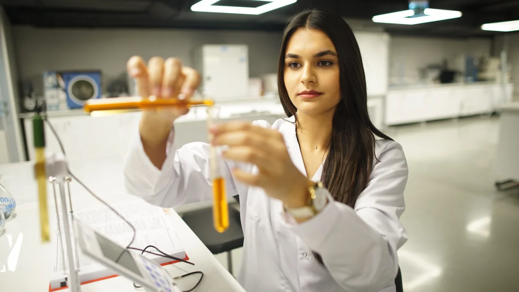 Yurtdışında Eczacılık Okumak: Ücretler, Denklik & Başvuru