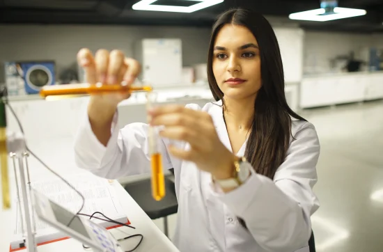 Yurtdışında Eczacılık Okumak: Ücretler, Denklik & Başvuru